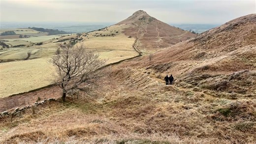 🌄 ROSEBERRY TOPPING WALK: TRAIL FEATURING CAPTAIN COOK’S MONUMENT 🚶‍♀️ This Roseberry Topping walk from Great Ayton is a superb circular route that’s fully described on my website. It begins near the village green, heads past Cliff Ridge Wood and Cliff Rigg Quarry, and climbs the stepped path to the summit of Roseberry Topping. From there, the route continues over Newton Moor and Great Ayton Moor to Gribdale Gate, before rising again to Captain Cook’s Monument on Easby Moor. The final stretch