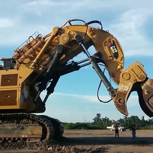 CATERPILLAR 6090 FS - The World’s Largest Excavator with an operating weight of 1,000 tonnes