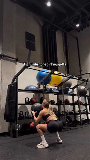 JENNA HYDE | ONLINE FITNESS COACH on Instagram: "If 100 wallballs intimidates you don’t worry, your Hyrox big sister is here to help you 🫶🏼 Tip 1: WORK ON YOUR DEPTH, that booty has to come below the knee or your judge is going to no rep you and a no rep means you’re tossing a few extra wall balls and 100 is already a lot. Tip 2: bring your arms down after you toss it instead of keeping them in the air, this releases tension in the shoulders and trust me girl your shoulders are gonna burn. Tip