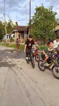 Kadang ksian sama tmen yg gapunya speda,tpi kalau diboncengin kita susah sndiri #shorts #lucu #kocak