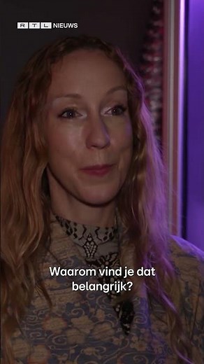 Iris van Herpen ontwierp een lichtgevende jurk van miljoenen levende algen | RTL Nieuws