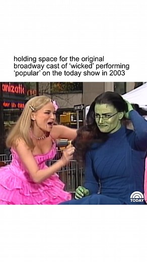 Kristin Chenoweth and Idina Menzel Perform 'Popular'