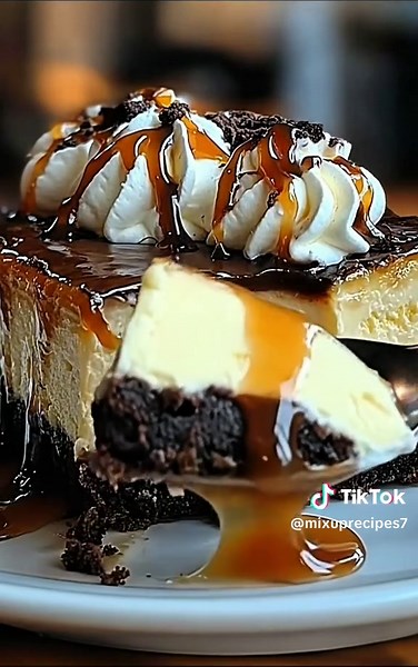 Combining my two favorite desserts was the BEST idea ever. This Caramel Brownie Cheesecake is dangerously good. 🤤 ​Save this recipe immediately! 📌 It has a fudgy brownie bottom, creamy cheesecake center, and rich chocolate ganache on top. 👇 ​🛒 THE GROCERY LIST: ​The Brownie Base: ​1/2 cup (115g) Unsalted Butter, melted ​1 cup (200g) Sugar ​1/2 cup (45g) Cocoa Powder ​2 Large Eggs ​3/4 cup (95g) All-Purpose Flour ​The Cheesecake Layer: ​16 oz (450g) Cream Cheese (room temp) ​1/2 cup (100g) Su
