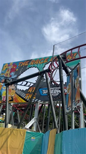It’s another beautiful day and we’re at Official LEGOLAND Windsor ☀️ Minifigure Speedway is a fantastic set of boomerang coasters, with both tracks offering a fun ride experience. We also love the HUGE Roxy Minifigure! | Theme Park Worldwide