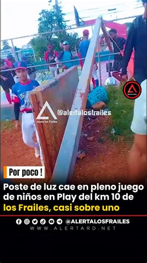 𝘼𝙡𝙚𝙧𝙩𝙖 𝙡𝙤𝙨 𝙁𝙧𝙖𝙞𝙡𝙚𝙨 🚨 on Instagram: "Un poste con lámparas de iluminación del complejo deportivo María del mar, en el km 10 de los Frailes, cayó de manera repentina mientras se celebraba un partido de niños la tarde de este sábado 20 de diciembre. Lo que casi termina en tragedia, logró alcanzar de manera leve a un joven que estaba en el público y casi caía de lleno sobre un señor que tuvo un buen reflejo y pudo moverse a tiempo. Según narra uno de los encargados de las ligas del 