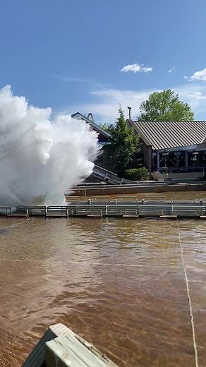 Watch out, that’s one HUGE splash zone!#hershey #hersheypa #hersheypark #hersheyparkhappy #amusementpark #familyfun #travel