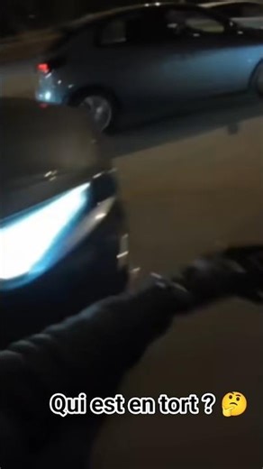 Qui est en tort ? 🤯 Moto vs Voiture : Le dépassement à droite qui finit mal