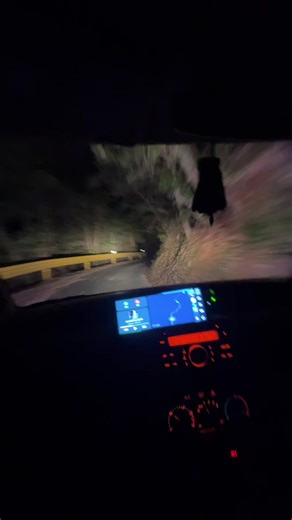 タントで峠道を楽しむ友達とのドライブ