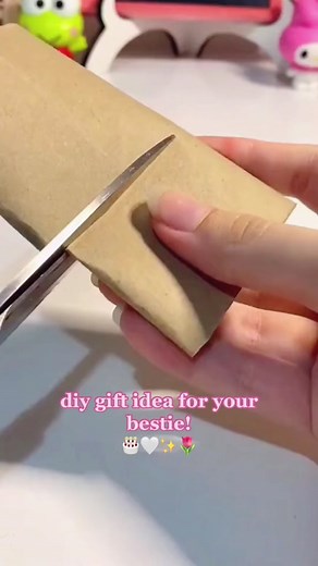 DIY gift idea for your bestie for their birthday!! love this idea and how cute and simple it is to make for a b-day celebration🎂💗✨ 🎥: @LifePrettyHacks😁 #slumberkins #slumberkinstws #heartfamily #diyart #fyp #diy #easydiyprojects #foryoupage