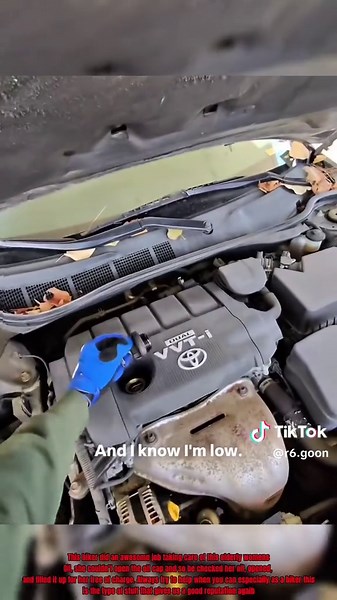 Biker Helps Old Lady Open Oil Cap To Fill Engine With Oil @New York’s goat 🐐 #biker #help #bikelife