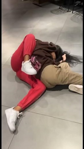 Brooklyn Queen FIGHTS at playlist live 😱. *must watch* (her boobs fell out)