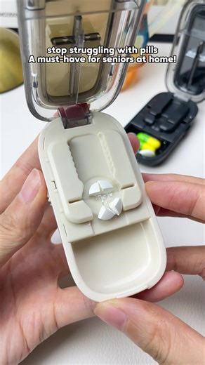 This pill splitter can cut tablets in half or into quarters. It's a must-have for households with elderly family members.#pill #PillStorage #segmentation #Slitter #Cutter