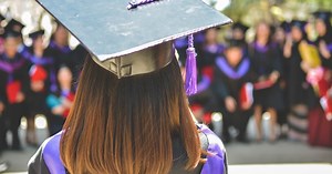 100 Messages To Write in a 2025 Graduation Card