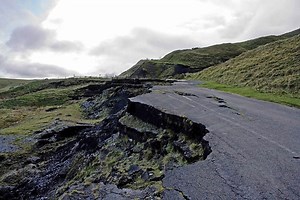 11399-adventure-along-the-abandoned-old-mam-tor-road.html