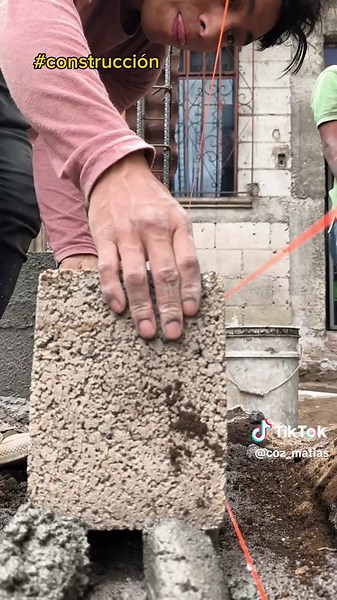 Procesos de la cimentación de una casa... #construccion #proceso #de #cimentacion #casa #materiales #piedras #mesclon #bloques #concreto #trabajo #obra #cimientos La cimentación de una casa sirve para soportar y distribuir el peso de toda la estructura hacia el suelo de manera uniforme, proporcionando una base estable y segura