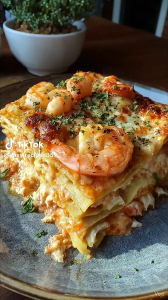 Seafood Lasagna with Shrimp and Crab Ingredients: Pasta: 12 lasagna noodles Seafood: 1 lb shrimp, peeled and deveined 1 lb crab meat Cheeses: 2 cups ricotta cheese 2 cups shredded mozzarella cheese 1 cup grated Parmesan cheese Sauces and Creams: 4 cups Alfredo sauce 1 cup heavy cream Seasonings: 2 cloves garlic, minced 2 tablespoons olive oil 1 tablespoon fresh parsley, chopped 1 teaspoon salt 1 teaspoon black pepper ½ teaspoon red pepper flakes Toppings: ½ cup breadcrumbs Directions: Preheat th