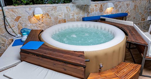 Installer un jacuzzi dans son jardin ou sur sa terrasse : 4 choses à savoir