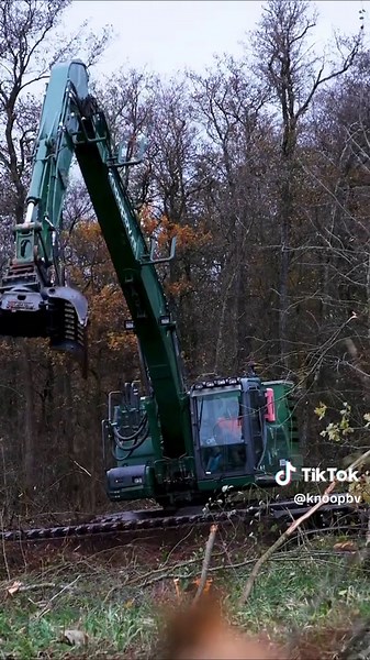 Excavator Operator Insights for Heavy Equipment Work