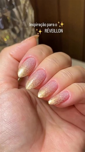 вℓσg υทнαs ∂ivαs on Instagram: "• @robertamarquesnails Brilho nunca é demais para começar o ano novo! ✨ Fiz esse degradê dourado usando a técnica da esponjinha e o resultado ficou impecável. Produtos usados: • Colorama - Pétala Transparente -id FI80SX-P0AS • Anita - 1188 Brinde à Vida - id FI80SX-RUXM • Hits Glitter - Diamante Estrela - id FI80SX-9H1S Gostou dessa inspiração? Já salva para não esquecer! 💅💛 Durante o Natal há ofertas incríveis no Mercado Livre! 🎄 🔍Cole este código no motor de