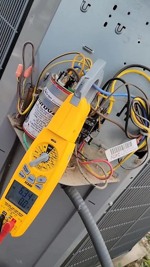 Checking a compressor run capacitor under load while its running. here we can also see the back EMF created by the start winding #capacitor #hvac #hvactechnician #hvacschool #love2hvac