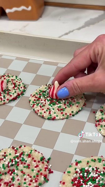 Quick & easy Christmas Hershey kiss sugar cookies- require zero prep and are super delicious 🤤❤️🤍🎄 #easychristmascookies #christmasdessert #christmasrecipe #christmas2025 #bakewithme