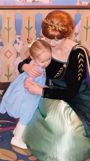 Kay and Tay Dudley on Instagram: "The ending had me in tears! 😭🥹 backstory ::: Ellie’s favorite movie is Frozen. Like kay said, she’s probably seen it 425 times. 🤣 she loves listening to their songs in the car, and is always asking for “Anna Elsa mooseek”. So this year, after I surprised kay with a Disney trip, we knew we had to take her to meet them! We told her that we were meeting Anna Elsa and she’s been talking about it ever since! During the trip, she kept looking for them, and then we