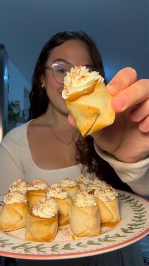 Fê Barone on Instagram: "Mini banoffe vai ser um sucesso na sua ceia de natal!! Ingredientes: 200g de massa de pastel redonda (ou pode comprar de rolo e usar um cortador para fazer o molde); 3 bananas (usei da prata); Óleo ou água para pincelar a massa; 100g de doce de leite; 100g de nata ou creme de leite fresco; 1+1/2 c/ sopa rasa de açúcar; Canela a gosto. Rendimento: 13 unidades Assar na airfryer no 180° por 15 minutos ou forno 200° por 10 a 20 minutos Créditos da receita: @daysepaparoto_of