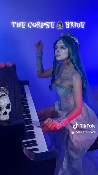 The corpse 🧟‍♀️ bride 🎹 piano duet Are you dressing up for Halloween? 👻 🎃 #piano #fyp #viralvideo #pianist #foryoupage