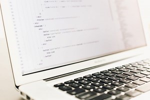 Programmer: Apa Itu, Tanggung Jawab, Skills, Jenis Pekerjaan, dan Gaji