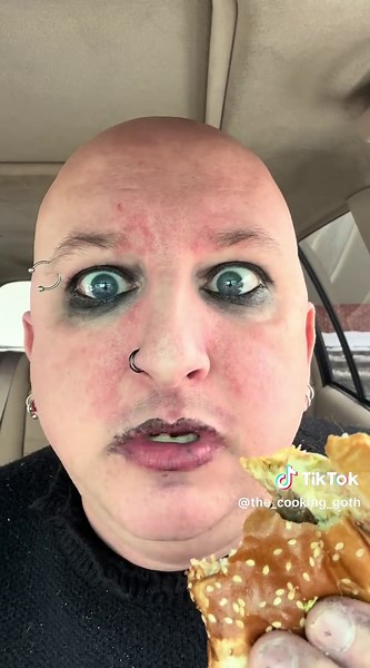 McDonald’s The Grinch Meal Review #mcdonalds #thegrinch #food #foodreview #mukbang @McDonald’s