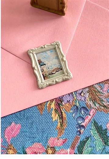 I often get asked where I find my tiny art, and my favorite art is found on postage stamps, since they’re the perfect size for seals (AND the perfect snail mail vibe 🤭)!! I also purchase digital art on Etsy, or find freebies on Pinterest. I size them down in photoshop and print them on matte paper 🖨️ Another option is stickers!! We carry lots of them in the shop, and they work well with our frame stamps 🖼️ 🤗 As usual, I took this seal not one, but two steps further, watch for those upcoming 