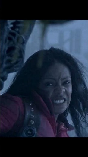 Predator vs. Alien Queen Showdown! 👽🗡️ He Jumps & Stabs Her Neck Mid-Air! | AVP (2004)