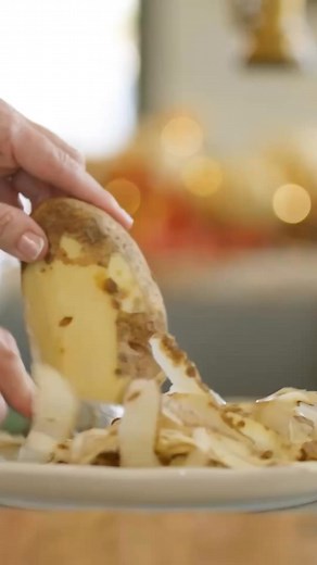 I’ll have a little potatoes with my butter & cream! 😉 This recipe is a must-make (and make-ahead!) 🥔❤️ https://www.thepioneerwoman.com/food-cooking/recipes/a12083/delicious-creamy-mashed-potatoes/ | The Pioneer Woman - Ree Drummond