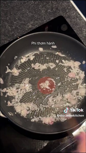 [English recipe👇] Ai cháo sườn đê, cháo sườn nàooo!!! Chỉ £2/tô ạ 😋 Sau 1 bữa thử nấu bằng bột gạo fail (vừa nồng vừa không không có độ sánh) thì tui quay về trung thành với cơm nguội 👌🏻 Cháo sánh mịn, thơm mùi gạo ngon, thịt sườn đậm đà. Siu đã cơn thèm các bác ơi! #duhocsinh #themginaunay #ancungtiktok #foodhacks #vietnamesefood ——— SMOOTH PORK RIB CONGEE - HA NOI STYLE 🇻🇳 Ingredients for 4 pax: Pork rib: 600g Cooked white rice: 600g Water (to blend with the rice): 400ml Shallot: 2 small