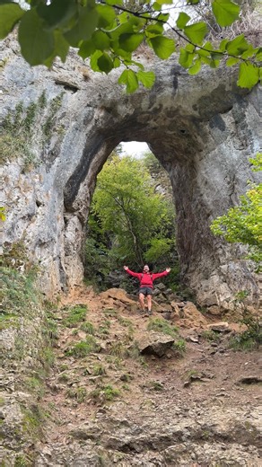 Dovedale - Peak District 🏞️ This route is an absolute favourite of mine, the video is just a rough guide, always take a map or way of navigation especially along the higher section… If you want a shorter version you can still experience all caves and bridges by just walking along the valley bottom all th way to milldale and back! But if you’ve got the energy the full route is a beauty! I’ve linked it in my bio (linktree) for you! Essentials to pack - Sturdy footwear Waterproofs and warm clothes