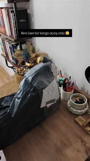 @futuvvettasarim on Instagram: "Selâmınaleyküm haftalardır araştırıp zar zor beğenip aldığım düzenleyicinin biri dağılmak üzereydi... Siz videoda görmüyorsunuz ama bu minik düzenleyicilerden birinin sağını solunu bantladım 🙄 Nasip kısmet diyelim iade için uğraşacak vaktim yok o yüzden kendimce bir çözüm bulup hallettim elhamdülillah inşallah iki güne dağılmaz 😂 Nasıl buldunuz bu minnak çekmecelerimi? Beni epey toparladı 👍"