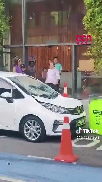 一名来自中国北京、30多岁的女游客今昨日早上（7日）在沙巴市中心一间酒店坠楼身亡，现场气氛令人揪心。 死者从9楼坠落，砸中停放在酒店外的轿车，当场毙命。据了解，两人原本是来马度假，如今旅程却骤然变成悲剧。警方已介入调查坠楼原因，暂未排除任何可能性。 愿逝者安息，也希望家属节哀。 📸Facebook/雪州网 #酒店坠楼 #沙巴 #中国旅客 #fyp #viral