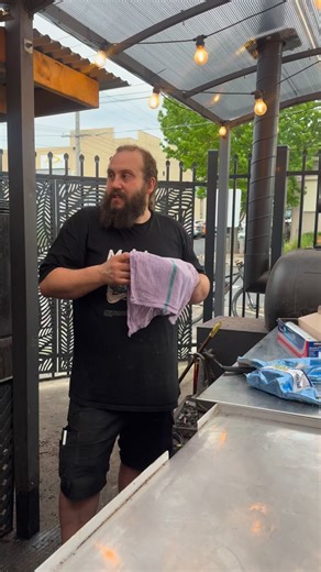 💬 CHATS WITH MATT 💬 If you ever catch Matt around the pit and want to ask him questions please do, he loves chatting about what his processes are and supporting home BBQ enthusiasts with insights to his processes. No question is off limits- we get them all, from where to buy produce from to what temps are best for cooking and even some sneaky trade secrets 😉 Nothing beats the sight of watching him working on the pit, especially if you catch him wrapping the meat and the wafts of delicious sme