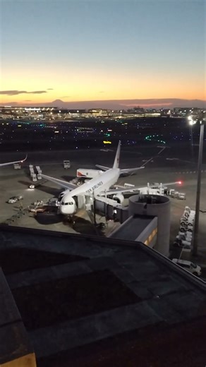 東京羽田国際空港第２ターミナルで日没と富士山と離陸する飛行機 A plane taking off from Haneda Airport with sunset and Mt. Fuji
