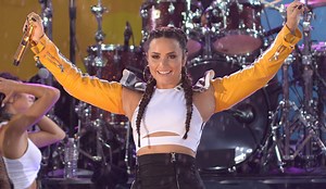 Demi Lovato Performs Her Music in Pouring Rain for ‘GMA’