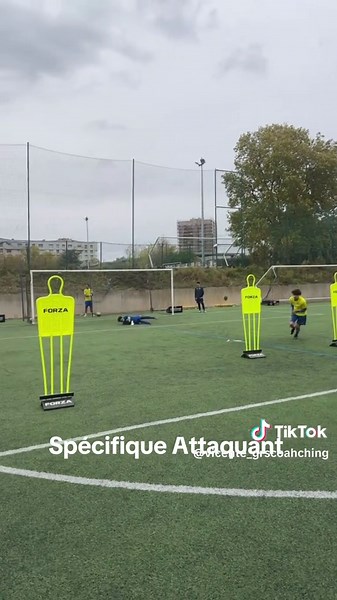 Entraînement Spécifique pour Attaquants de Football