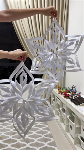 Winter Snowflakes in 10 minutes ❄️✨ All you need is paper scissors a stapler. Save this video guide and decorate your home for Christmas! 🎄🤍 #diyforkids #PaperSnowflakes #ChristmasDecor #HolidayDIY #EasyCrafts
