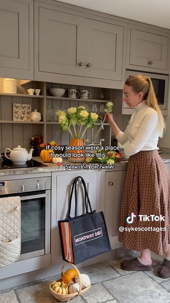 POV: You escape to a cosy Cotswold cottage in Snowshill for the ultimate autumn weekend. 🤎 Roaring log fires, charming village and a picture perfect cottage - Willow Vale has all the cosy season feels 🍁 🔗 Tap the link in bio to stay in the heart of the beautiful Snowshill 🔗 Ref 1091307 🎥 @anya.g.rowe #weekendaway #cotswolds #autumn #snowshill #cottagecore