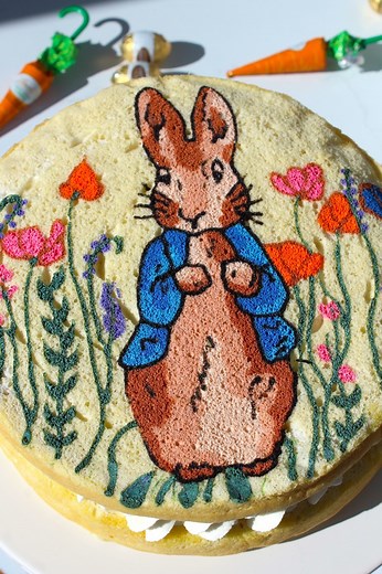 108K views · 3.3K reactions | The perfect cake for your Easter table 癩 For the full recipe, instructions, and tips on how to make these designed sheet cakes head to my website https://thesqueakymixer.com/easter-bunny-sponge-cake/ | The Squeaky Mixer | Facebook