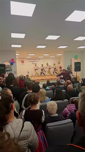 Kad se koraci slože, a duše ujedine, nastane prava magija. Naš ansambl večeras je u Trnjanu igrao kao jedan, čuvajući duh vlaških igara i dajući sve od sebe u svakom koraku. Srcem, energijom i zajedništvom, tako tradicija najlepše živi. Pred vama je naša folklorna grupa, ponos koji nosimo kroz godine i koji će ostati sa nama zauvek KUD „VAKUP” 🗓️12.12.2025. 😊🖤