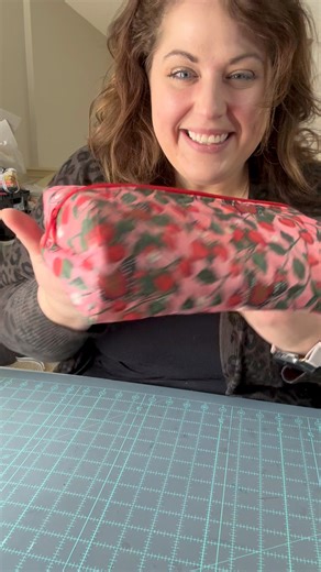 Here is a quick tutorial on how to make a very beginner friendly boxy bag! No pattern required! You can do this, I believe in you! #boxybag #beginnersewingproject #learntosew #zippers #sewingtutorial #sewingdiy #beginnersewing #sewinginspiration | She Sews Seams