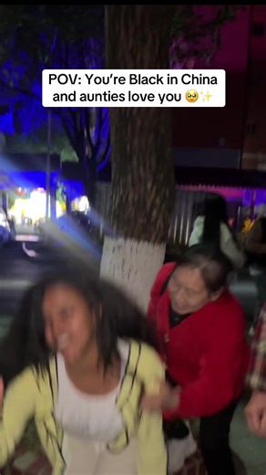 I was just sitting with my friend when they came, politely asked if they could chat and take some pics, and I was like “sure, why not” 😂 They were honestly so kind and funny – I don’t really mind when it’s genuine curiosity. Not everyone would feel the same though… how would you react in this situation? #fyp #viralvideos #china #ethiopian_tik_tok🇪🇹🇪🇹🇪🇹 #hairstyle