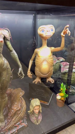 DIFFERENT ALIEN MOVIE STATUES!