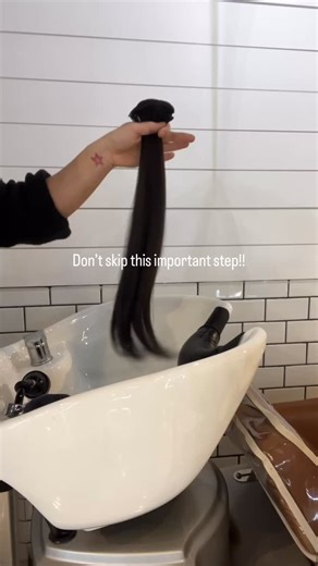 Laura | Blondes + Brunettes + Extensions | Hair Edu | MA Stylist on Instagram: "Stylists… stop skipping this step‼️ Washing your extensions before install isn’t optional! Here’s why I always prep first: • Removes that factory silicone coating so the hair actually behaves like real hair. • Reveals the true texture + density for an accurate blend. • Helps your stitch, tension, and placement hold properly. • Prevents slipping, buildup, and blending issues later. • Gives you a clean canvas to tone, 