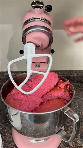 cake by kaity on Instagram: "cake pop dough isn’t for the weak - join my ‘pop pal’ community & learn all my tips & tricks along with multiple monthly recipes . . #baker #cake #cakepops"